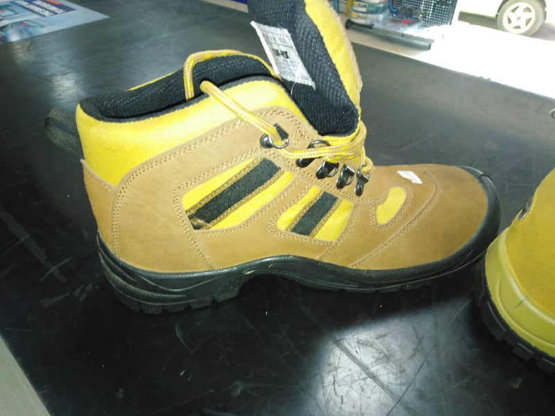 Tuf-fix Safety shoes - Yellow & Black high angle - Alibhai Shariff Direct